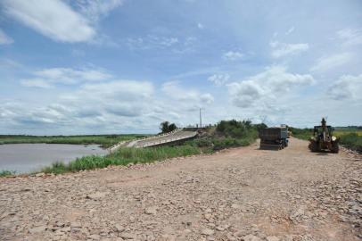  

A nova estrada, que está sendo aberta junto à ponte caída já transpassou o curso d'água e chegou a outra margem. A passagem ligará um ponto a outro da rodovia, servindo de desvio para os motoristas que precisam seguir de Santa Maria em direção à Fronteira Oeste ou que vêm no sentido contrário. (FOTO RONALD MENDES/AGENCIA RBS)