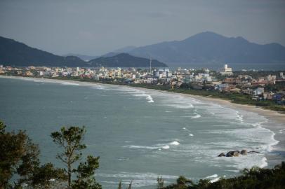  

BOMBINHAS,SC,BRASIL, 28/08/2014: Moradores do bairro Mariscal pedem a não verticalização na praia