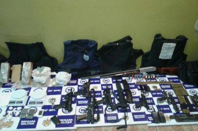 Brigada Militar apreende armas e drogas no bairro Mário Quintana, em Porto Alegre. As armas apreendidas são duas pistolas ¿ uma 9mm e uma clutch 45 ¿, uma espingarda calibre 12 e um fuzil .233, da República Checa. Foram apreendidos ainda 4kg de maconha, 4 kg de crack, 50 gramas de cocaína e cinco coletes à prova de balas