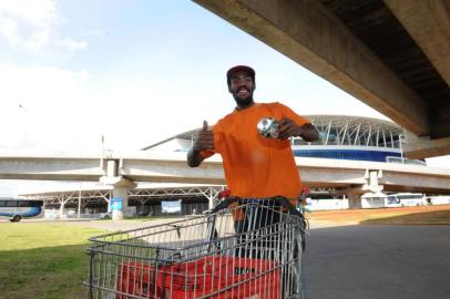  

Porto Alegre  negocios no entorno da arena do gremio , pequenos comercio. bares e lancherias .Catador de latas , Andre Rodrigues  .    CREDITO / LUIZ ARMANDO VAZ / DIARIO GAUCHO.