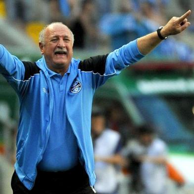  PORTO ALEGRE, RS, BRASIL, 09-11-2014: O técnico do Grêmio Luiz felipe Scolari, o Felipão, orienta os jogadores no GRE-NAL 403. O tricolor venceu o tradicional clássico gaúcho por 4 a 1. (Foto: Marcelo Oliveira/Agência RBS, ESPORTES)