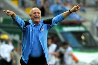  

PORTO ALEGRE, RS, BRASIL, 09-11-2014: O técnico do Grêmio Luiz felipe Scolari, o Felipão, orienta os jogadores no GRE-NAL 403. O tricolor venceu o tradicional clássico gaúcho por 4 a 1. (Foto: Marcelo Oliveira/Agência RBS, ESPORTES)