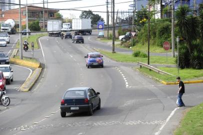  Dentro do projeto A Câmara vai aos Bairros, fomos verificar as demandas nos bairros São Vitor/Cohab, Planalto 1 e 2. Estas demandas que identificamos foram apresentadas aos vereadores no dia 03/10, quando ocorreu o encontro proporcionado pelo Legislativo caxiense junto à Igreja Aparecida, no Planalto 1. Diego de Oliveira Rodrigues, 24 anos, funcionário da Marcopolo. Deficiente com dificuldade de locomoção, vem diariamente de Vale Real a trabalho e com frequência vai à casa do tio, que mora no Planalto. Precisa atravessar a BR-116. 