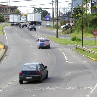  Dentro do projeto A Câmara vai aos Bairros, fomos verificar as demandas nos bairros São Vitor/Cohab, Planalto 1 e 2. Estas demandas que identificamos foram apresentadas aos vereadores no dia 03/10, quando ocorreu o encontro proporcionado pelo Legislativo caxiense junto à Igreja Aparecida, no Planalto 1. Diego de Oliveira Rodrigues, 24 anos, funcionário da Marcopolo. Deficiente com dificuldade de locomoção, vem diariamente de Vale Real a trabalho e com frequência vai à casa do tio, que mora no Planalto. Precisa atravessar a BR-116. 