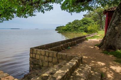  PORTO ALEGRE, RS, BRASIL, 11/11/2014: Blitz nas praias do Lami e Belém Novo para verificar a segurança e a infraestrutura de lazer. (Omar Freitas/Agência RBS)Indexador: Omar Freitas