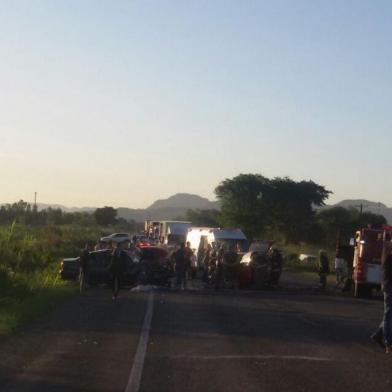 Três pessoas morreram em um acidente de trânsito na noite desta sexta-feira, na RSC-287, em Vale do Sol, no Vale do Rio Pardo. Duas pessoas ficaram feridas e foram encaminhadas para hospitais da região. O acidente aconteceu no km 122 da rodovia, quase na divisa com Vera Cruz.