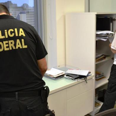  

14/11/2014- São Paulo- SP, Brasil- A Polícia Federal deflagrou hoje, 14, a sétima fase da Operação Lava Jato, que investiga organizações criminosas responsáveis por desvio de recursos públicos e lavagem de dinheiro em grandes quantias. Foi decretado o bloqueio de aproximadamente R$ 720 milhões em bens pertencentes a 36 investigados. Ao todo, 300 policiais federais, com apoio de 50 servidores da Receita Federal, cumprem 85 mandados judiciais: 6 de prisão preventiva, 21 de prisão temporária, 9 de condução coercitiva e 49 de busca e apreensão nos estados do Paraná, São Paulo, Rio de Janeiro, Minas Gerais, Pernambuco, além do Distrito Federal. Entre os mandados de busca, 11 estão sendo cumpridos em grandes empresas.