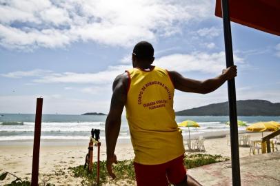  FLORIANÓPOLIS, SC, BRASIL, 06-11-2014: Salva vidas Vinicius na praia dos Ingleses trabalha há cinco anos nas temporadas. Apesar de sobreviver em outra profissão, ele vê o trabalho na praia como um hobbie gratificante para sua vida. "Quando a gente salva uma pessoa tem uma sensação de benção de Deus inexplicável" (Foto: Diorgenes Pandini/Agência RBS)Indexador: Diorgenes Pandini