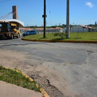  SANTA MARIA, RS, BRASIL, 17/11/2014.Moradores dos condomínios Moradas e Moradas Clube protestaram buracos na rua e rótula de acesso aos condomínios com uma mateada bem humorada. Há dias a máquina caça-buracos da prefeitura trabalham no local.FOTO: GABRIEL HAESBAERT/ESPECIAL