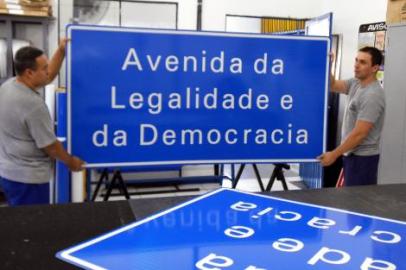 placas avenida legalidade e democracia