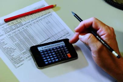  

PORTO ALEGRE, RS, BRASIL, 13-10-2013. Consumidores colocam as contas em dia para ter crédito para as compras de fim de ano( Foto Andréa Graiz/Agência RBS, Economia).