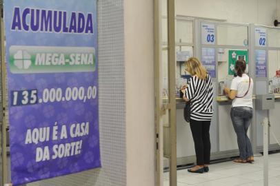  Ainda é fraca a movimentação nas casas lotéricas aqui em Santa Maria , para apostar na Mega-Sena que está acumulada