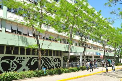   Bombeiros vistoriaram cinco locais (no total de nove prédios) da Universidade Federal de Santa Maria (UFSM) e fizeram um relatório entregue ao Ministério Público Federal no dia 11 de outubro, sobre as condições de cinco locais: Hospital Universitário (Husm), Casa do Estudante (no campus), Casa do Estudante no Centro, Restaurante Universitário (RU) e Reitoria (no campus). As inspeções foram feitas entre 26 de agosto e 4 de outubro e resultaram em apontamentos de problemas e necessidades de correções. Entre os problemas no Husm, está a abertura de portas e colocação de barras antipânico 