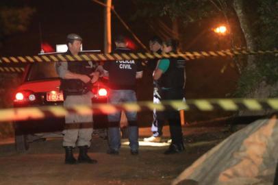  PORTO ALEGRE, RS, BRASIL, 22-11-2014: Um taxista foi morto com pelo menos um tiro na cabeça no bairro Lomba do Pinheiro, em Porto Alegre. O crime ocorreu por volta da 1h na esquina da Rua Afonso Lourenço Mariante com o Beco dos Oliveiras.Cerca de 20 taxistas estiveram no local do crime e, em seguida, saíram em comboio pelas ruas de Porto Alegre. Eles bloqueiam parcialmente o cruzamento das avenidas Bento Gonçalves com Antônio de Carvalho. FOTO: CARLOS MACEDO/AGÊNCIA RBS)