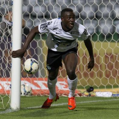 LANCEPRESS! - (Brazil Out) - Curitiba PR - 17.09.2014 - Foto de Felipe Gabriel/Lancepress! - CAMPEONATO BRASILEIRO SÉRIE A - Coritiba x São Paulo - Vigésima Segunda Rodada - Local: Arena da Baixada - NF: No lance, atacante camaronês Joel