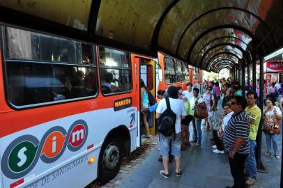  SANTA MARIA, RIO GRANDE DO SUL, BRASIL, 18-02-2014: Passageiros reclamam do aumento da tarifa do transporte coletivo em Santa Maria, que na sexta-feira passará para R$ 2,60. Na ATU, a fila que se acumulava pode ser atribuída mais à volta às aulas do que ao aumento da passagem previsto para sexta-feira. Sobre o viaduto Evandro Behr, alguns estudantes recolhiam assinaturas para um abaixo-assinado contra o aumento. (Foto: Ronald Mendes/ Agência RBS, ECONOMIA)