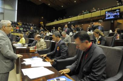 Assembleia aprova aposentadoria especial para deputadosProjeto vai agora para sanção do governador Tarso Genro, que já se manifestou contra