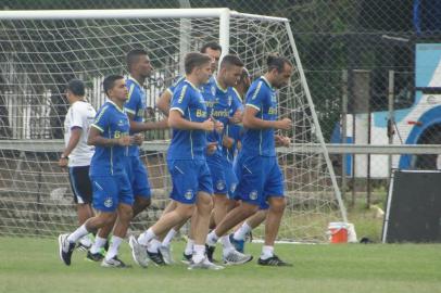 Grupo de jogadores do Grêmio treina no suplementar do Olímpico. No lance, Barcos, Ramiro e Dudu.