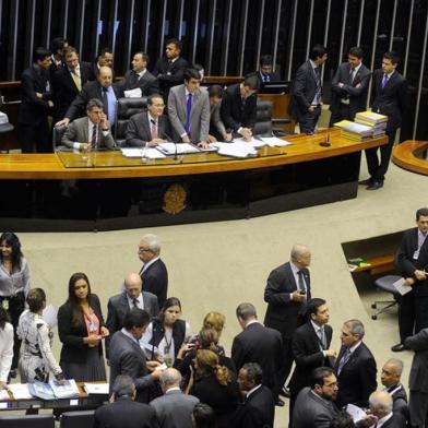 Começou há pouco, no Plenário da Câmara dos Deputados, sessão do Congresso Nacional (acompanhe ao vivo) destinada a apreciar 38 vetos, além de projetos de lei relacionados ao Orçamento. A votação abre caminho para a análise do PLN 36/2014, que altera o cálculo da meta de superávit fiscal de 2014. O andamento dos trabalhos desta tarde deve ser marcado pelo embate entre o governo e a oposição, que critica a mudança.