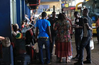  PORTO ALEGRE, RS, BRASIL - 27-11-2014  Haitinos vindos do Acre chegam na rodoviária de Porto Alegre. É a primeira vez que Porto Alegre recebe imigrantes a partir de viagens fretadas pelo poder público. O governo gaúcho alegou não ter sido informado previamente da chegada dos caribenhos (FOTO: JEFFERSON BOTEGA/AGêNCIA RBS)