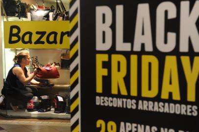  CAXIAS DO SUL, RS, BRASIL, 27/11/2014. Lojas se preparam para o Black Friday. Lojas que participam do Black Friday prometem descontos de até 70%. Embora a promoção seja mais forte para compras pela internet, lojas físicas também aderiram. (Jonas Ramos/Pioneiro)