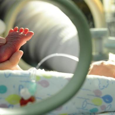  CTI Neonatal do hospital do Círculo. Fotos para matéria sobre bebês prematuros. Na foto Vithor Rafael da Rosa, 33 semanas.