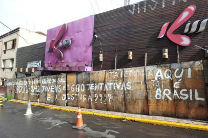  SANTA MARIA , RS , BRASIL , 30/11/2014Na terça-feira, começa a limpeza no prédio da boate Kiss em Santa Maria,  o trânsito na Rua dos Andradas pode ficar fechado todo o tempo que durar o trabalho.  FOTO JEAN PIMENTEL / AGÊNCIA RBS, GERAL