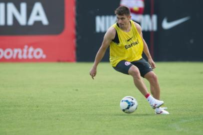 Meia Alex durante treino do Inter no CT Parque Gigante. 19/11/2014