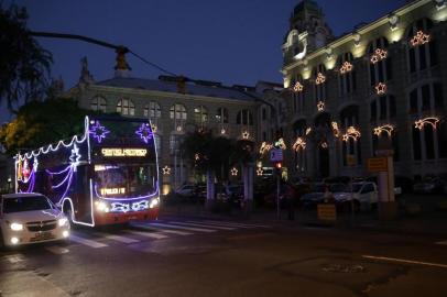  PORTO ALEGRE, RS, BRASIL, 4-12-2014: Turistas participam de tour no ônibus da frota Linha Turismo preparado com luzes natalinas para realizar um passeio noturno. Chamada de Linha Turismo Iluminada, a atração será oferecida de quinta-feira a domingo, às 20h. A atividade, que  funcionará também nos feriados de Natal e Ano Novo, será encerrada no 4 de janeiro. (Foto: Marcelo Carôllo/Agência RBS, NOTÍCIAS)