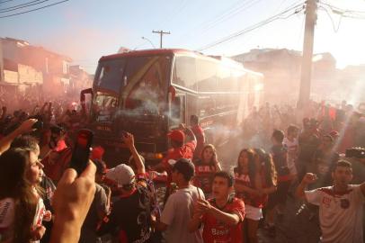  A torcida Xavante deu um espetáculo na tarde de hoje antes e durante o primeiro jogo das finais do Campeonato brasileiro da Série C. Na manhã deste domingo os ingressos já estvam esgotados e a torcida recepcionou o ônibus com o time ao chegar no estádio.