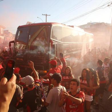  A torcida Xavante deu um espetáculo na tarde de hoje antes e durante o primeiro jogo das finais do Campeonato brasileiro da Série C. Na manhã deste domingo os ingressos já estvam esgotados e a torcida recepcionou o ônibus com o time ao chegar no estádio.