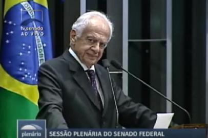 Um discurso poético marcou a despedida do senador Pedro Simon (PMDB) da carreira política de quase seis décadas. Por mais de 30 minutos, o político gaúcho fez um balanço da sua vida pública e analisou o quadro atual do país, mas as homenagens de colegas se estenderam durante a tarde desta quarta-feira. 