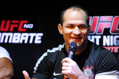  JARAGUÁ DO SUL, SC, BRASIL, 13-02-2014: Junior Cigano dos Santos ex-campeão peso pesado do UFC, ensina deficientes auditivos técnicas de MMA e aprende linguagem dos sinais. (FOTO: GERMANO RORATO/AGÊNCIA RBS, ESPORTE)