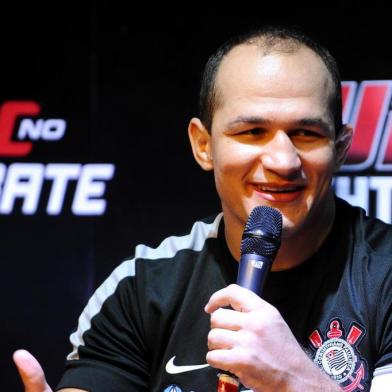  JARAGUÁ DO SUL, SC, BRASIL, 13-02-2014: Junior Cigano dos Santos ex-campeão peso pesado do UFC, ensina deficientes auditivos técnicas de MMA e aprende linguagem dos sinais. (FOTO: GERMANO RORATO/AGÊNCIA RBS, ESPORTE)