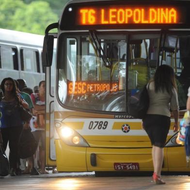  Porto Alegre , onibus , terminal da carris para os onibus T6¨T4 / CREDITO / LUIZ ARMANDO VAZ / DIARIO GAUCHO .