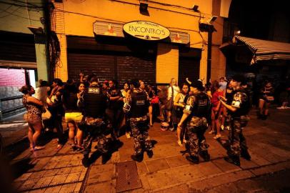  PORTO ALEGRE , RS , BRASIL , 11-12-2014- A Brigada Militar realiza na madrugada desta quinta-feira uma operação nos bares do centro de Porto Alegre, mais conhecido como "inferninhos". O objetivo é coibir roubos e furtos de veículos e também coibir ocorrências na área central na época das compras de final de ano (FOTO : RONALDO BERNARDI / AGENCIA RBS )