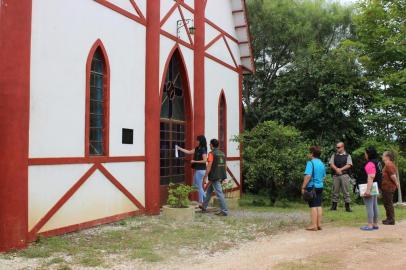 A abadia do ex-padre João Marcos Porto Maciel, 74 anos, preso temporariamente sob suspeita de pedofilia, foi lacrada na tarde desta quinta-feira, em Caçapava do sul, na região central do Estado. As atividades foram suspensas preventivamente pela prefeitura, atendendo pedido da Polícia Civil, que investiga supostos abusos praticados contra crianças e adolescentes pelo religioso.