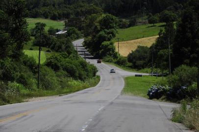  FARROUPILHA, RS, BRASIL  (06/12/2014) Turismo no Desvio Blauth. Prefeitura de Farroupilha fomenta roteiro turístico no Desvio Blauth. Na foto, belo trecho da rodovia VRS 813. . (Roni Rigon/Pioneiro)