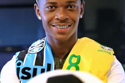  PORTO ALEGRE, RS, BRASIL- 11-12-2014: Entrevista com o jogador Lincoln, 16 anos, revelação do Grêmio. (FOTO:CARLOS MACEDO/AGÊNCIA RBS)