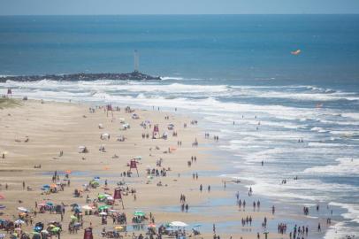  TORRES, RS, BRASIL, 14/12/2014: Fotos do local onde está sendo realizado o Campeonato Brasileiro de Surf deste Domingo, em Torres, no litoral norte do Rio Grande do Sul.Um domingo ensolarado brindou o fechamento da etapa do Circuito Brasileiro de Surfe Profissional e Amador. O tempo bom e temperatura agradável, em torno dos 26°, atraíram um bom público para a beira da praia. Além da disputa dentro d¿água, foram realizadas ações voluntárias de limpeza da orla e um curso de salvamento para surfistas. (Foto: Anderson Fetter/Agência RBS)Indexador: Anderson Fetter