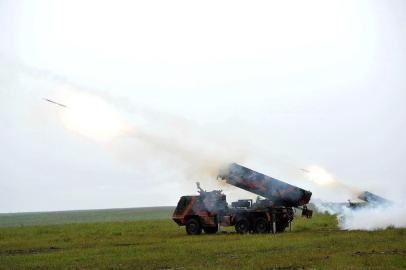  Operação Ibicuí, desenvolvida pelo exército no campo de instrução de Saicã. Tiros de canhões e lançamento de foguetes pelo  lança foguetes ASTROS