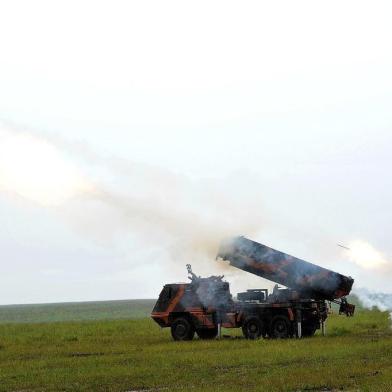  Operação Ibicuí, desenvolvida pelo exército no campo de instrução de Saicã. Tiros de canhões e lançamento de foguetes pelo  lança foguetes ASTROS