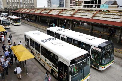  PORTO ALEGRE, RS, BRASIL, 19/09/2014: Ônibus circulam na região central de Porto Alegre. A prefeitura deve licitar o sistema de coletivos, algo nunca feito antes. Em 1920, a operação foi iniciada, mas desde então funciona por meio de permissões. São 1.703 ônibus em 400 linhas, operados em três consórcios (STS, Unibus e Conorte) e pela empresa pública Carris. (Foto: Mateus Bruxel / Agência RBS)