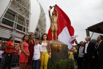  PORTO ALEGRE,RS, BRASIL: 17/12/2014 - Inter inaugura a estátua do eterno ídolo colorado Fernandão, no estádio Beira-Rio.  (FOTO: ADRIANA FRANCIOSI/AGÊNCIA RBS)