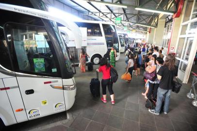  SANTA MARIA , RS , BRASIL , 18/12/2014 Rodoviária de Santa Maria oferece 70 ônibus extras para o período de feriadão entre o Natal e o Ano NovoFOTO JEAN PIMENTEL / AGÊNCIA RBS, GERAL