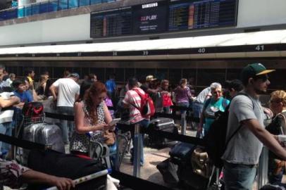 Rdgol - filas no check-in do aeroporto na sexta-feira 19 de dezembro