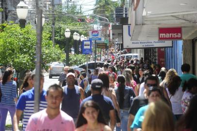  CAXIAS DO SUL, RS, BRASIL  (20/12/2014) Comércio no Natal 2014. Reportagem verifica movimento de consumidores nas ruas centrais. Na foto, movimento defronte LOja Marisa, na avenida Julio de Castilhos. (Roni Rigon/Pioneiro)