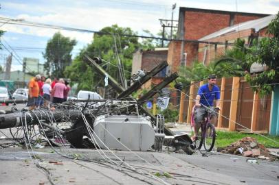  ESTEIO, RS, BRASIL, 21-12-2014: Um poste caiu na Rua Cacequi, no bairro Novo Esteio, bloqueando a via. Estragos ocorreram durante forte temporal que atingiu o Estado com ventos de 129 km/h. (FOTO: Andréa Graiz/Agencia RBS)Indexador:                                 