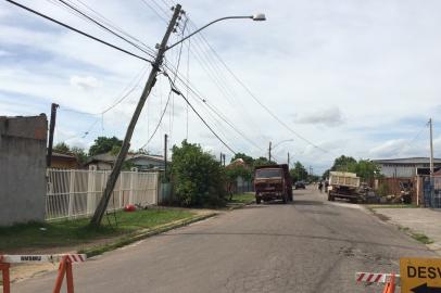 Rdgol - poste caido na rua Salgado Filho, em Alvorada