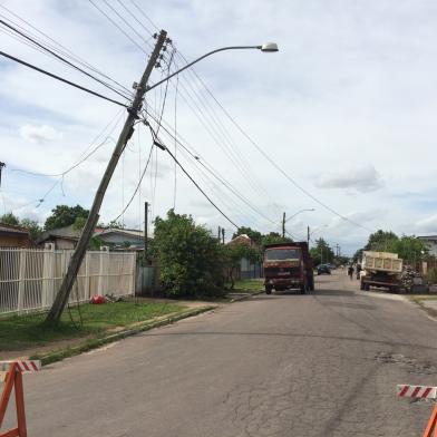 Rdgol - poste caido na rua Salgado Filho, em Alvorada